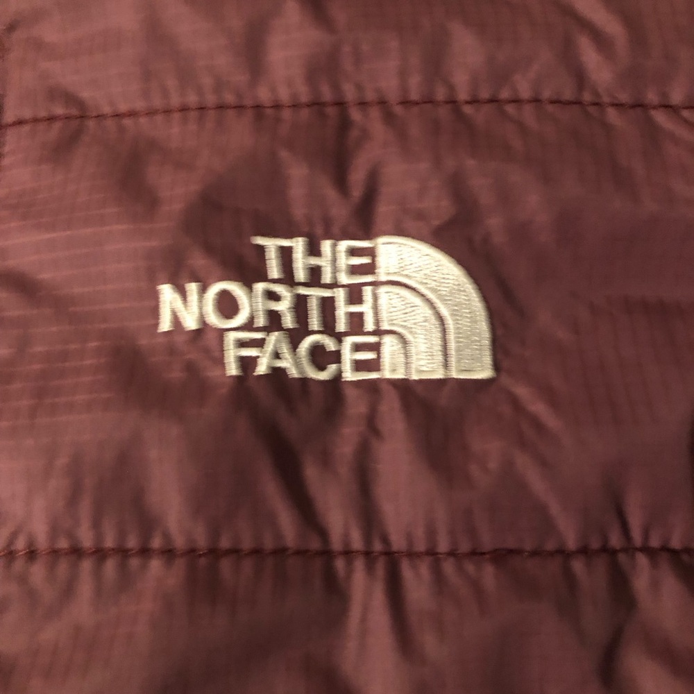 The North Face Women's Puffer Jacket - Burgundy - Picture 5 of 10